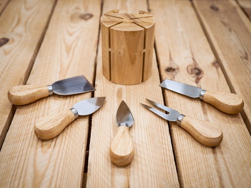 Zestaw 5 noży do sera w drewnianym bloku