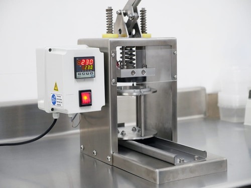 Rankinė indelių (puodelių) užlydymo mašina